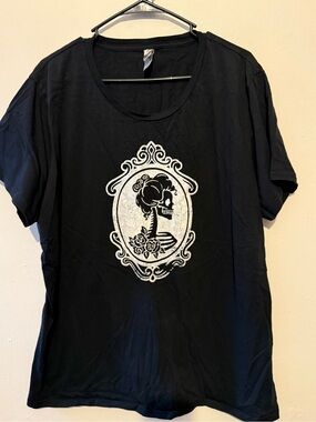 Black Graphic Skull Cameo Tee